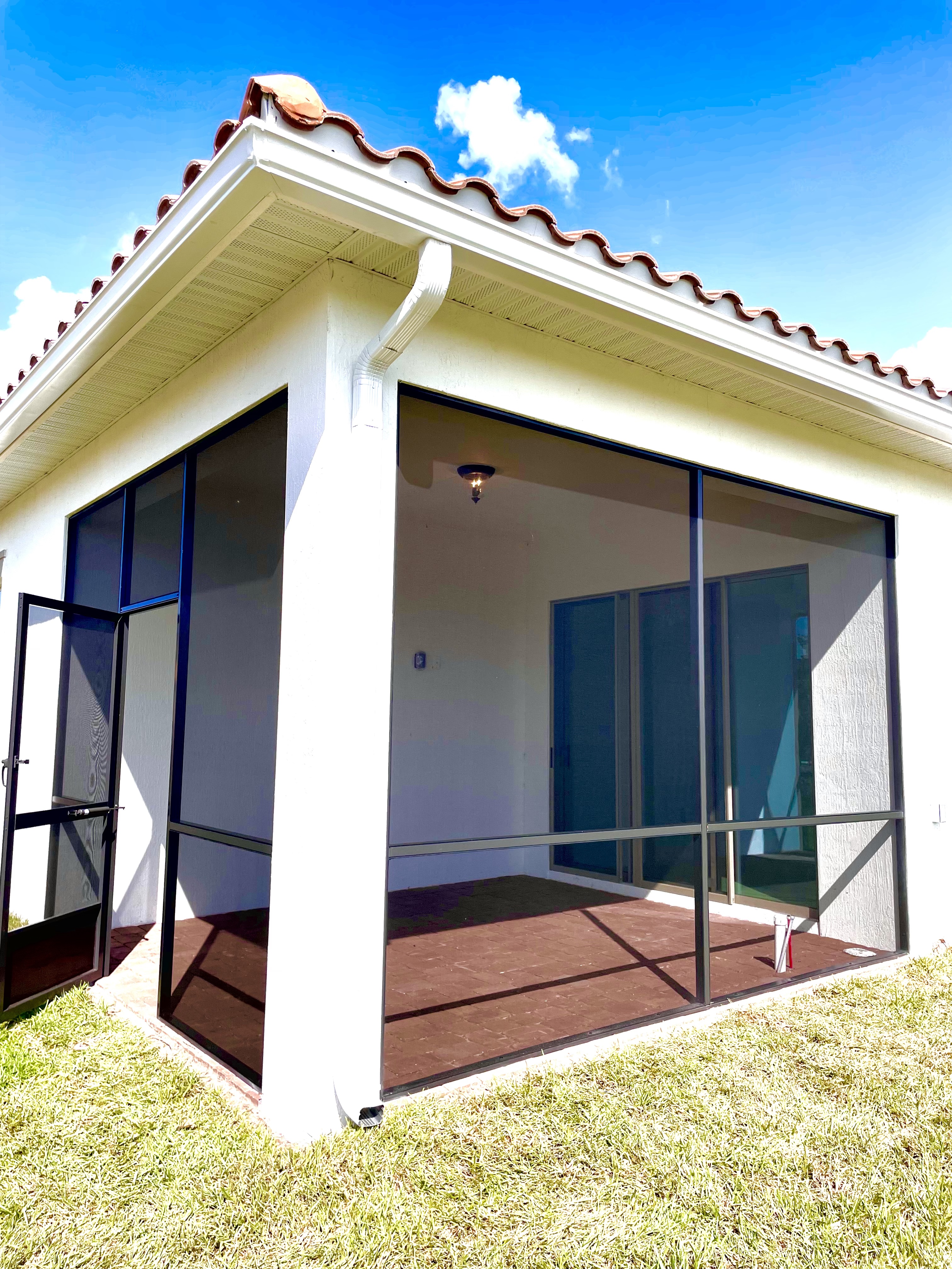 Lanai enclosure design for outdoor living space